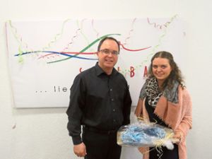 Thomas Schäfer freut sich mit Karolina Sütterlin über ihr hervorragendes Prüfungsergebnis.  Foto: Gemeinde Foto: Lahrer Zeitung