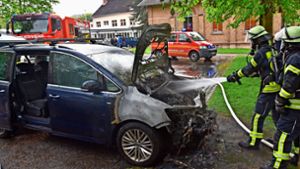 Die Lahrer Feuerwehr löschte den Motorbrand, doch der VW Van ist ein Totalschaden. Foto: Schabel