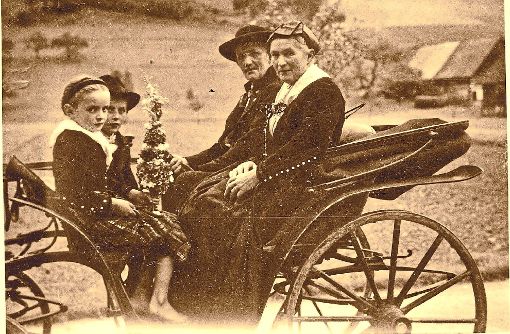 Originelle Fotografie: Sie zeigt die Familie vom Uhlbauernhof auf dem Weg zum Kräuterbüschel-Gottesdienst. Foto: Haas