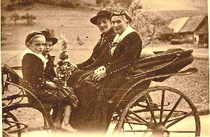 Originelle Fotografie: Sie zeigt die Familie vom Uhlbauernhof auf dem Weg zum Kräuterbüschel-Gottesdienst. Foto: Haas