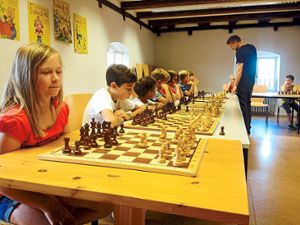 15 konzentrierte Kinder traten gegen den mehrfachen Vereinsmeister Patrick Berg im Simultanschach an.  Foto: Eschbach