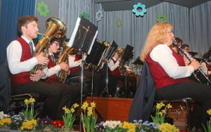 Rote Weste und blaue Krawatte gehören zum neuen Erscheinungsbild des Musikvereins Sulz.  Foto: Haid