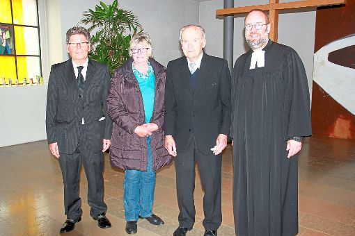 Der Obmann des Kirchenchors, Alfred Wetzel (von links), und die Vorsitzende des Kirchengemeinderates Gudrun Dreyer gratulierten Hans Nickert ebenso wie Pfarrer Axel Malter.  Foto: privat