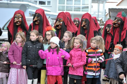 Für die jungen Gutacher, hier mit den Bühlersteiner Hexen, gibt es 2017 keinen Kinderumzug in Gutach. Foto: Archiv: Gräff