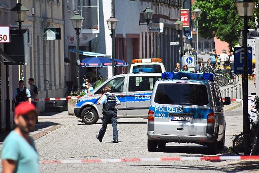 Die Polizei sperrte am Montagvormittag die Lange Straße in Offenburg auf etwa 100 Metern ab, weil ein Anrufer mit einer Bombe gedroht hatte.   Foto: Laurösch