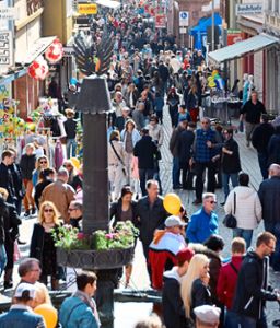 Die Marktstraße voller Menschen – so sieht man bei Stadtverwaltung und Werbegemeinschaft die Lahrer Einkaufsmeile am Liebsten.   Foto: Archiv: Braun