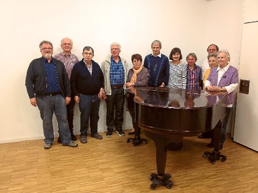 Der Vorstand des katholischen Kirchenchores mit der zur Ehrenvorsitzenden ernannten Brigitte Walzer (Fünfte von links)   Foto: Chor
