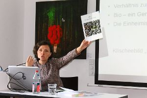 Kulturwissenschaftlerin Sabine Dietzig-Schicht informierte über die Arbeit der heutigen Biobauern im Kontext der Verband-Vorgaben. Foto: Störr