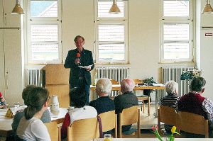 Interessiert hören die Senioren den Ausführungendes Pfarrers zu. Foto: Reinhard Foto: Schwarzwälder-Bote