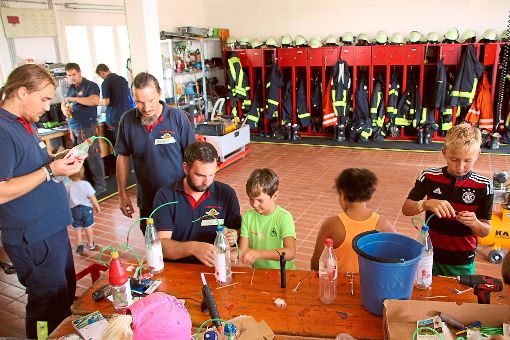 Die Kameraden in Allmannsweier zeigen den Kindern, wie man einen Feuerlöscher selbst bauen kann. Foto: Lehmann Foto: Lahrer Zeitung