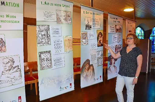 Pfarrerin Christine Egenlauf ist begeistert von der  Ausstellung in der Nonnenweierer Kirche. Foto: Bühler Foto: Lahrer Zeitung