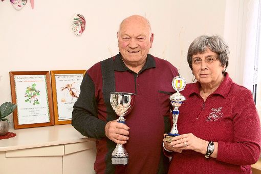 Das Vogelzuchtehepaar Harald und Hannelore Stürmlinger hat auf der Landesebene Pokale gewonnen.    Foto: Lehmann