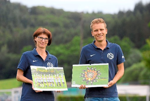 Silke Lecher und Stephan Klumpp präsentieren den Kalender der Jugendmannschaften für das Projekt Kunstrasen. Foto: Baublies Foto: Lahrer Zeitung