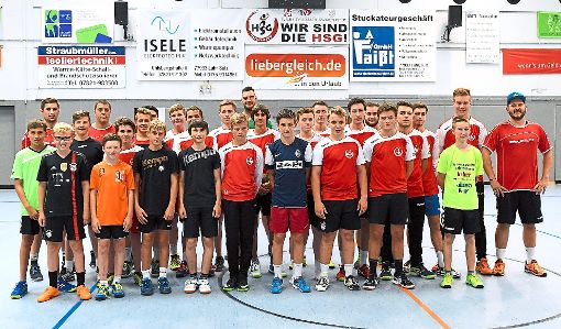 Jugendspieler und Trainer der HSG Ortenau Süd freuten sich über den interessanten Austausch mit Nationalspieler Jens Schöngarth (hinten, Mitte).  Foto: Wendling Foto: Schwarzwälder-Bote