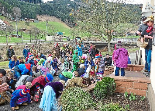 Punkt zwölf Uhr begann das traditionelle Fasnetsausrufen in Oberwolfach mit einer großen Kinderschar. Foto: Haas Foto: Schwarzwälder-Bote