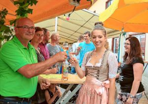 Zum Wohl: WG-Chef Rolf Mauch und Weinkönigin Jasmin Weinacker stoßen mit dem Ehrenwein an.   Foto: Decoux-Kone