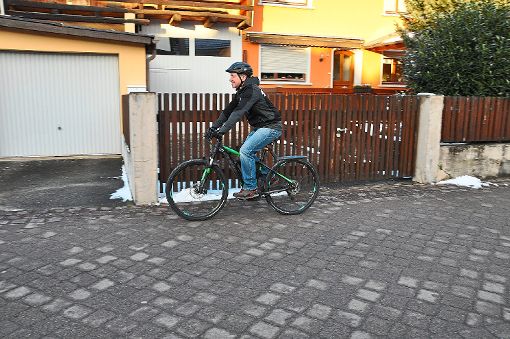 Vorbildlich: Peter Benz aus Ettenheim ist mit seinem E-Mountainbike mit Helm und Reflektorjacke sicher unterwegs.   Foto: Werner