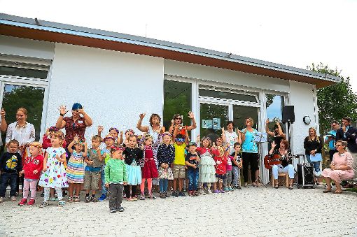Mit einem Tag der offenen Tür haben die Kinder und das Team des katholischen Kindergartens in Altdorf die Einweihung des neuen Anbaus gefeiert.   Foto: Decoux-Kone