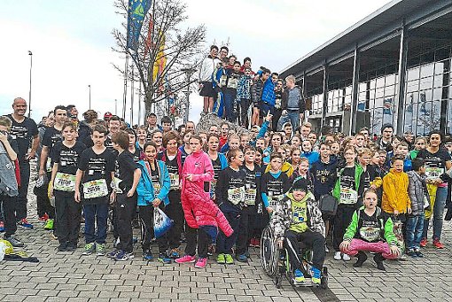 Das Training hat sich gelohnt: 91 Schüler und sieben Lehrer vom Friesenheimer Bildungszentrum traten beim Scool-Run in Freiburg an. Foto: privat Foto: Lahrer Zeitung
