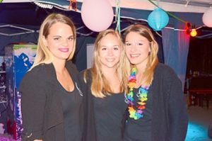 Elina Scheidecker (von links), Jessica Graf und Victoria Jäger hatten bei der Party hinter der Cocktailbar Spaß.  Foto: Bühler