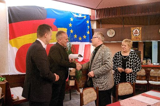CDU-Vorsitzender Werner Kadel (zweiter von rechts) ehrte Frank Reiner (zweiter von links) im Beisein der Bundestagsabgeordneten Kordula Kovac und Thorsten Frei für dessen Treue zum Ortsverband.   Foto: Reinhard