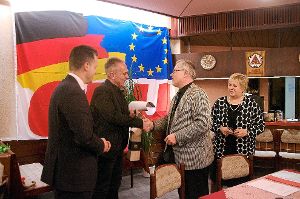 CDU-Vorsitzender Werner Kadel (zweiter von rechts) ehrte Frank Reiner (zweiter von links) im Beisein der Bundestagsabgeordneten Kordula Kovac und Thorsten Frei für dessen Treue zum Ortsverband.   Foto: Reinhard