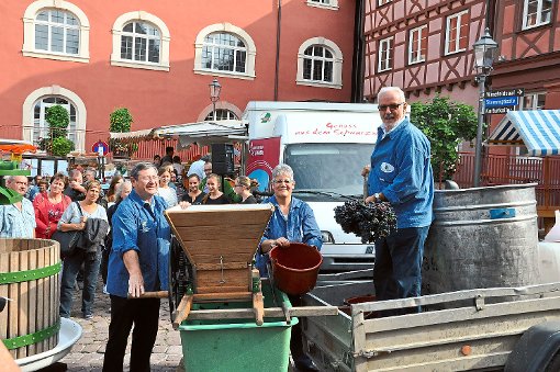 Beim traditionellen Trotten der Trauben (von links): Heinrich Dixa, Ulrike Schmidt und Ernst Schilling Foto: Göpfert