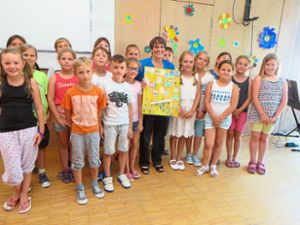 Roswitha Lögler (Mitte) ist  von ihrer letzten Klasse in den Ruhestand  verabschiedet worden. Foto: Bohnert-Seidel Foto: Lahrer Zeitung