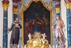 Der Hochaltar der Pfarrkirche zeigt ein barockes Bild des Kirchenpatrons Nikolaus.  Foto: Vögele