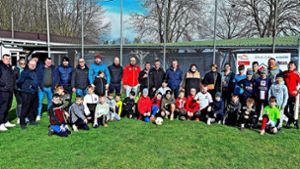 25 Juniorenspieler vom FV Langenwinkel präsentierten OrtsvorsteherinAnnerose Deusch einen typischen Trainingstag. Foto: Verein