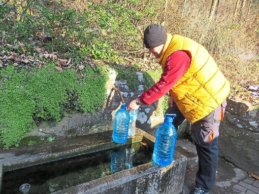 Juri Werner besorgt sich Wasser wegen des geringeren Kalkgehalts am Brunnen.  Foto: Bohnert-Seidel
