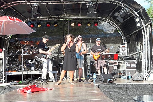 Zum Auftakt: Level Six   mit ihrer Sängerin Daniela hat dem Publikum im Freibad Haslach mit Partyrock eingeheizt. Foto: Schwarzwälder-Bote