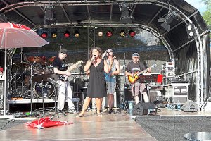 Zum Auftakt: Level Six   mit ihrer Sängerin Daniela hat dem Publikum im Freibad Haslach mit Partyrock eingeheizt. Foto: Schwarzwälder-Bote