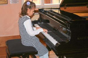 Mit acht Jahren die jüngste Konzertpianistin in Ettenheim: Tabea Dewald   Foto: Masson