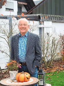 Gottfried Moser (70) fühlt sich in seinem Garten in Biberach sehr wohl.   Foto: Jehle