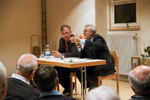 Pfarrer Hans-Michael Uhl (links) hatte Marco Politi nach Hausach eingeladen.  Foto: Reinhard