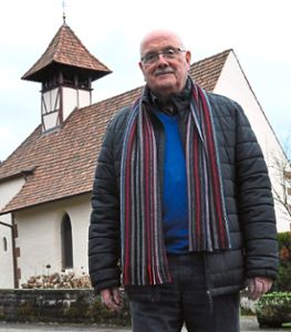 Walter Caroli bezeichnet die Galluskirche als seinen Lieblingsort in Kuhbach. Sie ist dort erbaut worden, wo einst die ersten Menschen im Ort lebten.   Foto: Schabel