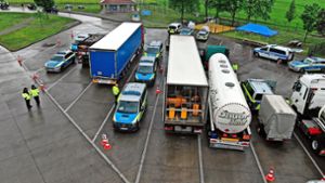 Die Verkehrspolizei kontrollierte am Mittwoch  den „Schwerverkehr“ auf dem Autobahnparkplatz Unditz zwischen Offenburg und Lahr. Foto: Polizei