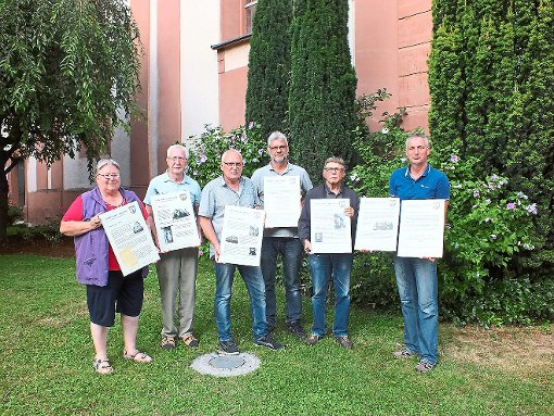 Die Mitglieder des Arbeitskreises Historie Kappel-Grafenhausen mit den sieben neuen Tafeln für die Gemeinde Foto: Arbeitskreis Foto: Lahrer Zeitung
