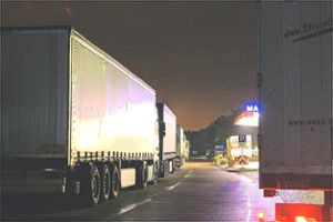 Wegen des Mangels an Lastwagenparkplätzen ist  auch auf der A 5-Rastanlage Mahlberg Ost nachts kaum noch ein Durchkommen. Foto: Schneider GmbH