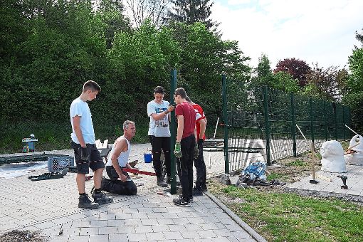 Bernhard Mösch mit seinen Jungs: Innerhalb von zwei Tagen haben sie gemeinsam das Basketballfeld umzäunt.  Foto: Schule