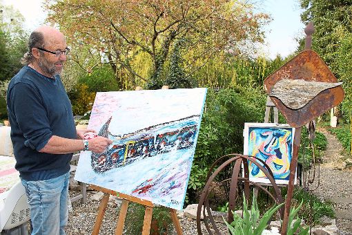 Bertold Scherer in seinem Garten: Der 65-jährige Ruster malt ausschließlich in Öl – weil dadurch die Kraft der Farben besonders zum Ausdruck kommt.  Foto: Mutz
