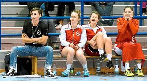 In eine ungewisse Zukunft blicken derzeit Trainerin Catherine Delherm (links) und die Handballerinnen der HSG Ortenau Süd. Dennoch will das Team verbissen um den Klassenerhalt kämpfen.   Foto: Wendling