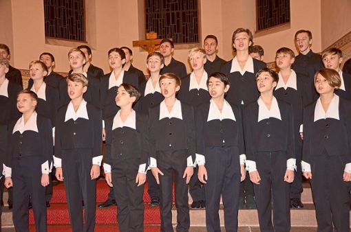 Rund 50 der 130 Jungen des St. Petersburger Knabenchor sind für ein Konzert nach Nonnenweier gekommen.  Foto: Bühler Foto: Lahrer Zeitung