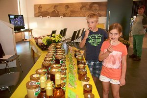 Die jungen Besucher ließen sich den Honig schmecken.  Foto: Bea Foto: Schwarzwälder-Bote