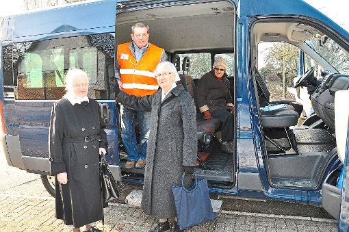 Der Bürgerbus wird gut angenommen. Auch die  beiden Schwestern Maria Scholz (links) und Gertrud Engler fahren gerne mit bei Giuseppe Vinci.   Foto: Archiv