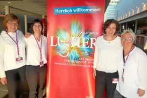 Die Freude ist ihnen anzusehen: Monika Zehnle (von links), Silke Lecher, Carmen Leuthner und Dorothea Oldak haben beim Pop-Oratorium Luther in der Porsche-Arena mitgemacht.   Foto: Privat