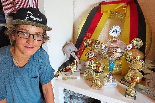 Der 14-jährige Nachwuchsfahrer Joe-Louis Kaltenmeier aus Hofweier zeigt stolz seine bislang errungenen Siegtrophäen. Nächste Woche startet er in Klasse 4 (Jugend B).  Foto: Fischer