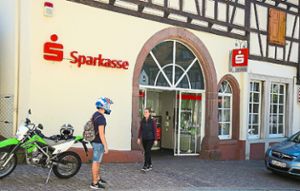 Das Sparkassen-Logo wird das Gebäude in der Mahlberger Stauferstraße weiterhin zieren. Doch empfangen werden die Kunden künftig nicht mehr von Menschen, sondern nur noch von Maschinen.  Foto: Decoux-Kone