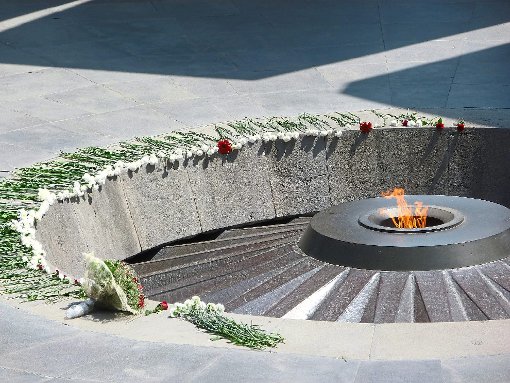 In Armeniens Hauptstadt Jerewan steht eine Gedenkstätte für die Opfer des Völkermords. Darin leuchtet das ewige Feuer. Fotos: Doleschal Foto: Lahrer Zeitung